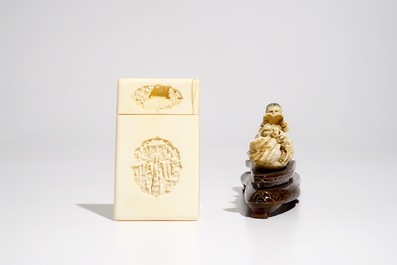Een Chinese ivoren figuur van een lezende jongen en een etui voor kaarten, 19/20e eeuw
