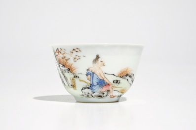 Une tasse et soucoupe en porcelaine de Chine famille rose &agrave; d&eacute;cor raffin&eacute; de figures, Yongzheng