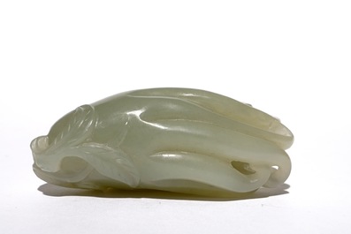 Een Chinees model van een Boeddha hand in lichte celadon jade, 19/20e eeuw