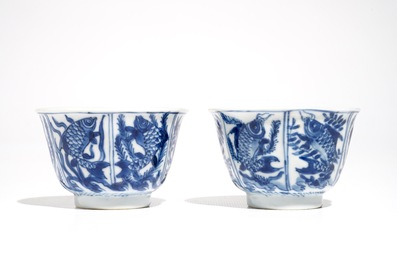 Une paire de tasses et soucoupes en porcelaine de Chine bleu et blanc aux crabes et poissons, Kangxi