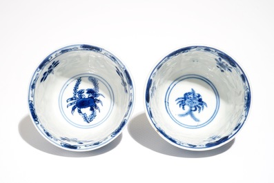 Une paire de tasses et soucoupes en porcelaine de Chine bleu et blanc aux crabes et poissons, Kangxi