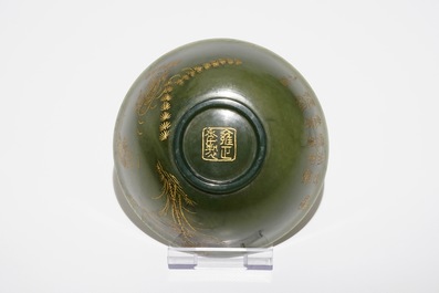 Een Chinese spinaziegroene jade kom met gegraveerd en verguld decor, 19/20e eeuw