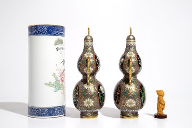 Een Chinese qianjiang cai hoedensteun, een paar cloisonn&eacute; vazen en een houten figuur, 20e eeuw