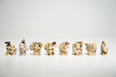 Achttien Japanse en Chinese ivoren netsuke, 19/20e eeuw