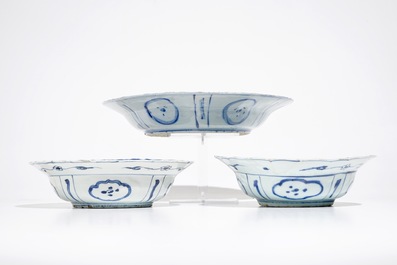 Une paire de bols de type klapmuts et un plat en porcelaine de Chine bleu et blanc de type Kraak, Wanli