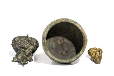 Un br&ucirc;le-parfum marqu&eacute; Xuande, un Tara en bronze et une statuette votive en cuivre dor&eacute;, Chine, Ming et post&eacute;rieur