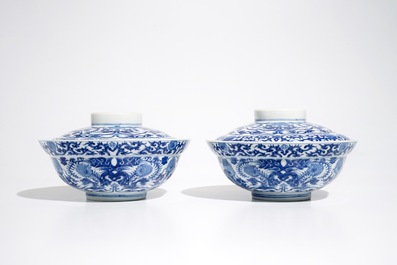 Een paar Chinese blauwwitte dekselkommen met gestileerd drakendecor, 19e eeuw