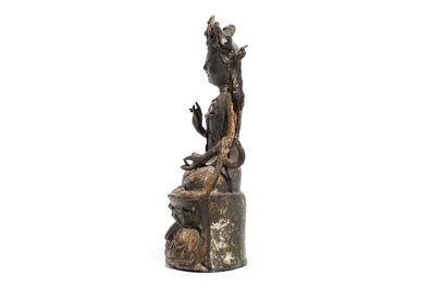 Een Chinese gelakte bronzen figuur van een Guanyin, Ming