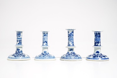 Quatre petits bougeoirs en porcelaine de Chine bleu et blanc, Kangxi