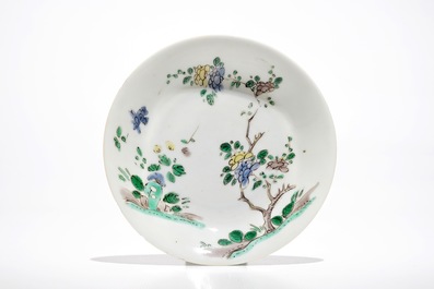 Une tasse et soucoupe en porcelaine de Chine famille verte, marque de yin yang, Kangxi