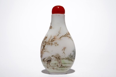 Une tabati&egrave;re en verre &agrave; d&eacute;cor de grues, Chine, marque de Qianlong, 19/20&egrave;me