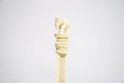 Twee figuren en een ajour bewerkt ivoren mes in ivoor, India en Nepal, 19/20e eeuw