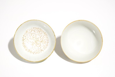 Deux tasses et soucoupes en porcelaine de Chine famille rose, Qianlong et 19&egrave;me