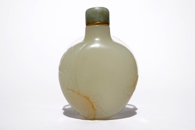 A Chinese pale jade snuff bottle with floral design, 18/19th C.
