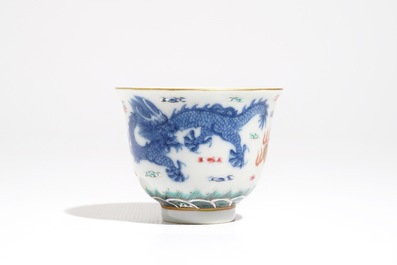 A Chinese famille rose cup and stand with dragon design, Qianlong mark, 19/20th C.