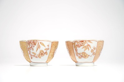 Une paire de tasses et soucoupes en porcelaine de Chine &agrave; d&eacute;cor lait et sang, Kangxi