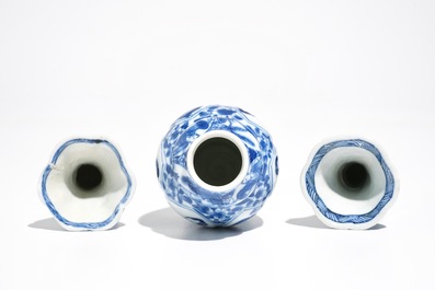 Drie kleine Chinese blauwwitte vazen met lange lijzen, Kangxi