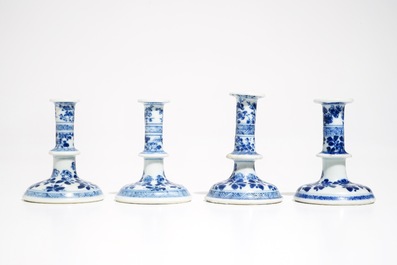 Vier Chinese miniatuur kandelaars met blauwwit floraal decor, Kangxi
