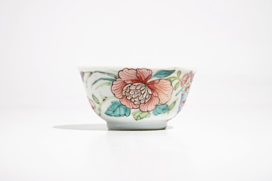 A fine Chinese famille rose cup and saucer with a flowervase, Yongzheng