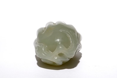 Een Chinees model van een Boeddha hand in lichte celadon jade, 19/20e eeuw