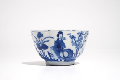 Une tasse et soucoupe en porcelaine de Chine bleu et blanc aux Longues dames, Kangxi