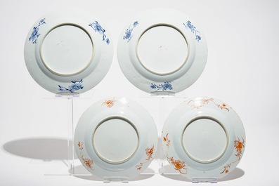 Une paire de plats en porcelaine de Chine bleu et blanc et une paire d'assiettes famille rose, Qianlong
