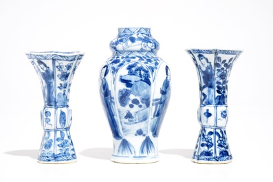 Trois petits vases en porcelaine de Chine bleu et blanc aux Longues Dames, Kangxi