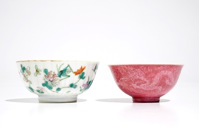 Trois tasses, deux soucoupes et une bo&icirc;te couverte en porcelaine de Chine famille rose, 19/20&egrave;me