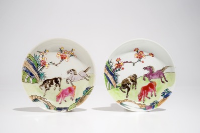 Une paire de tasses et soucoupes en porcelaine de Chine famille rose aux chevaux, Yongzheng/Qianlong