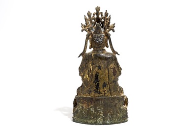 Een Chinese vergulde bronzen figuur van Guanyin met inscriptie en datering, Ming