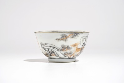 Une tasse et soucoupe en porcelaine de Chine anhua &agrave; d&eacute;cor polychrome de cerfs, Yongzheng