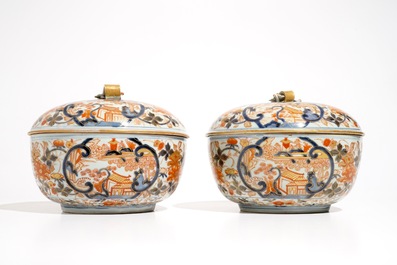Een paar ronde Japanse Imari dekselterrines, Edo, begin 18e eeuw