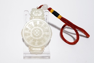 Une amulette en jade &agrave; d&eacute;cor zodiaque, Chine, 20&egrave;me