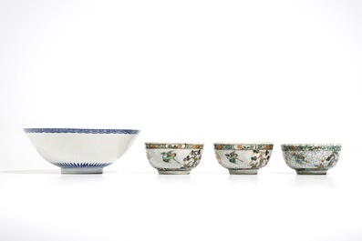 Trois tasses et soucoupes en porcelaine de Chine famille verte et un bol bleu et blanc en p&acirc;te tendre, Kangxi