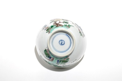 Une tasse et soucoupe en porcelaine de Chine famille verte, marque de yin yang, Kangxi