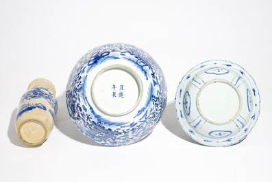 Deux bols aux dragons en porcelaine de Chine bleu et blanc et un vase de forme rouleau, Wanli et 19&egrave;me