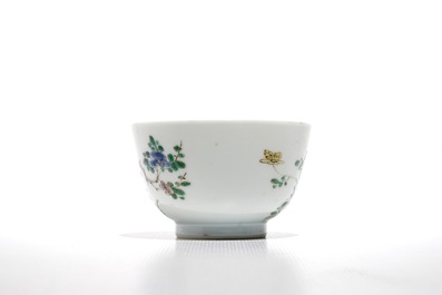 Une tasse et soucoupe en porcelaine de Chine famille verte, marque de yin yang, Kangxi