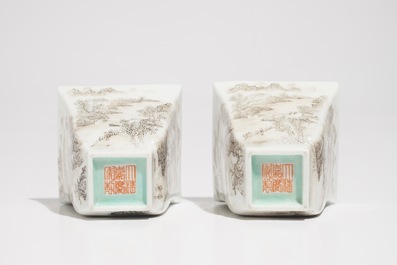 Une paire de tasses de forme carr&eacute;e en porcelaine de Chine aux paysages, marque de Jiaqing, 19/20&egrave;me