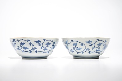 A pair of Japanese blue and white Kakiemon landscape bowls, Edo, 17th C.