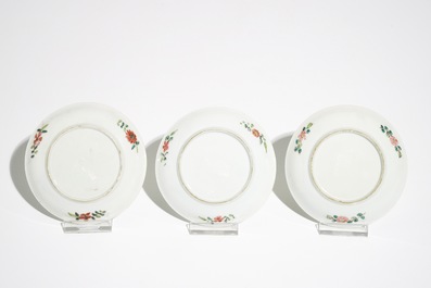 Deux tasses et trois soucoupes en porcelaine de Chine famille rose, Yongzheng/Qianlong