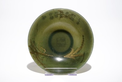 Een Chinese spinaziegroene jade kom met gegraveerd en verguld decor, 19/20e eeuw