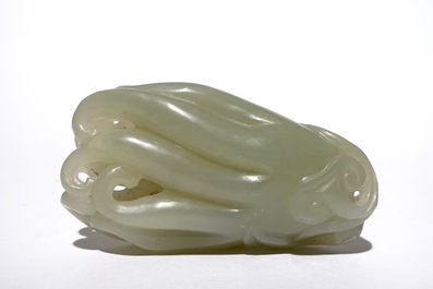 Un mod&egrave;le d'une main de Bouddha en jade c&eacute;ladon l&eacute;g&eacute;r, Chine, 19/20&egrave;me