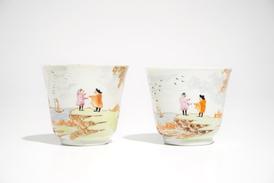 Une paire de tasses et soucoupes en porcelaine de Chine de style Meissen, Qianlong