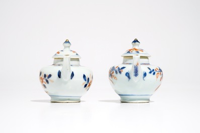 Une paire de th&eacute;i&egrave;res couvertes miniatures en porcelaine de Chine de style Imari, Kangxi
