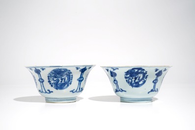 Une paire de bols aux dragons et une paire d'assiettes aux Longues Dames en porcelaine de Chine bleu et blanc, Kangxi
