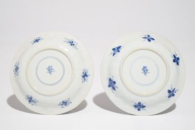 A pair of Chinese bleu and white cups and saucers with crabs and fish, Kangxi