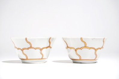 A pair of Chinese cups and saucers with gilt design, Yongzheng/Qianlong