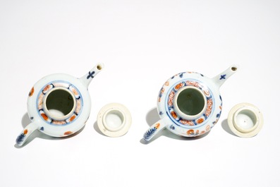 Een paar miniatuur Chinese Imari-stijl theepotten met deksels, Kangxi