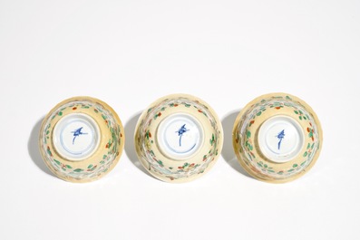 Trois tasses et soucoupes en porcelaine de Chine bleu et blanc et caf&eacute; au lait aux crabes et poissons, Kangxi