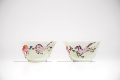 Une paire de tasses et soucoupes en porcelaine de Chine famille rose aux chevaux, Yongzheng/Qianlong